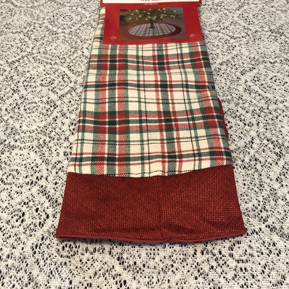 NWT Christmas Holiday Plaid Tree Skirt with Red Trim 38" - Picture 3 of 6